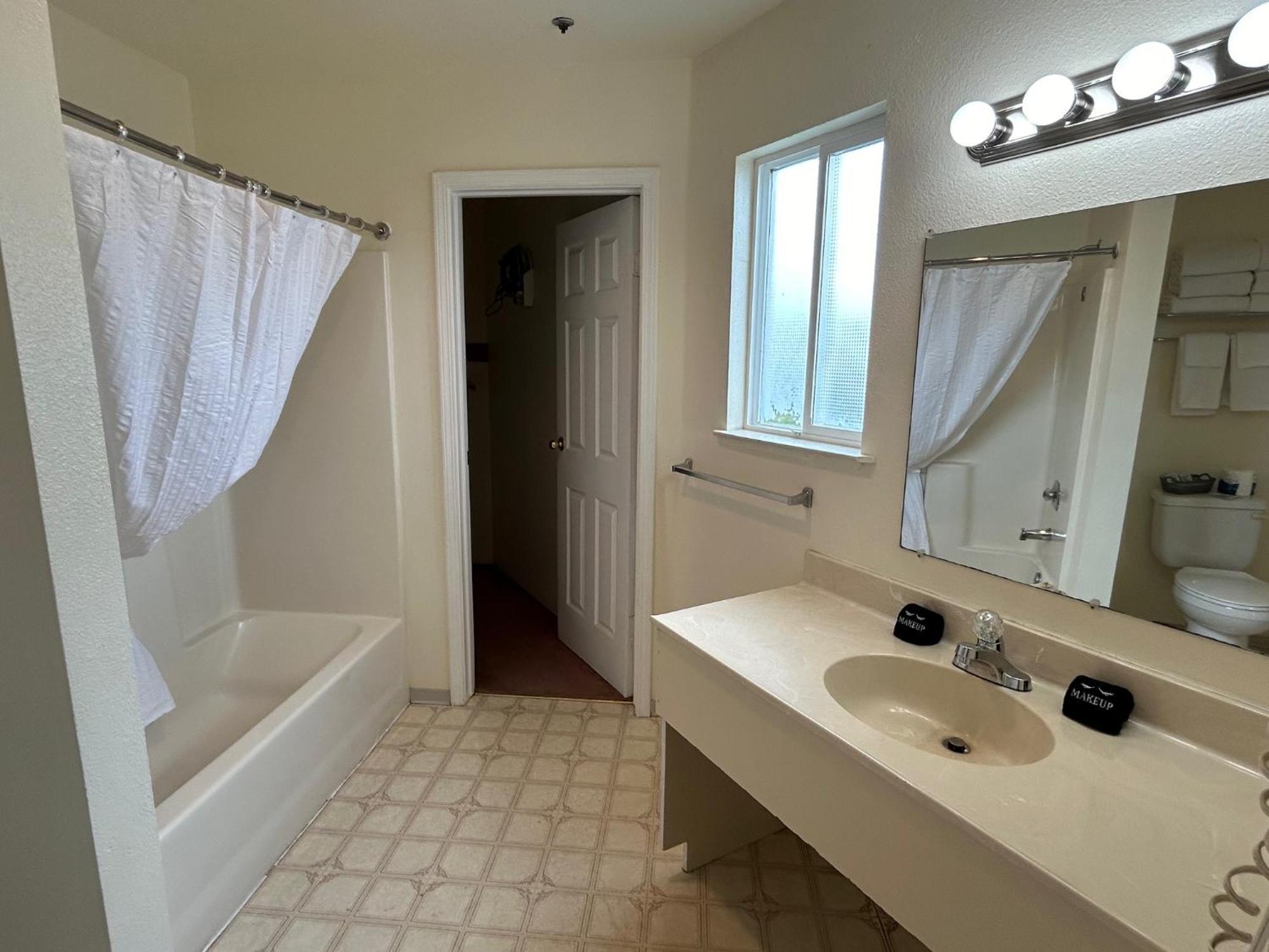 קרסנט סיטי Bayview Inn מראה חיצוני תמונה