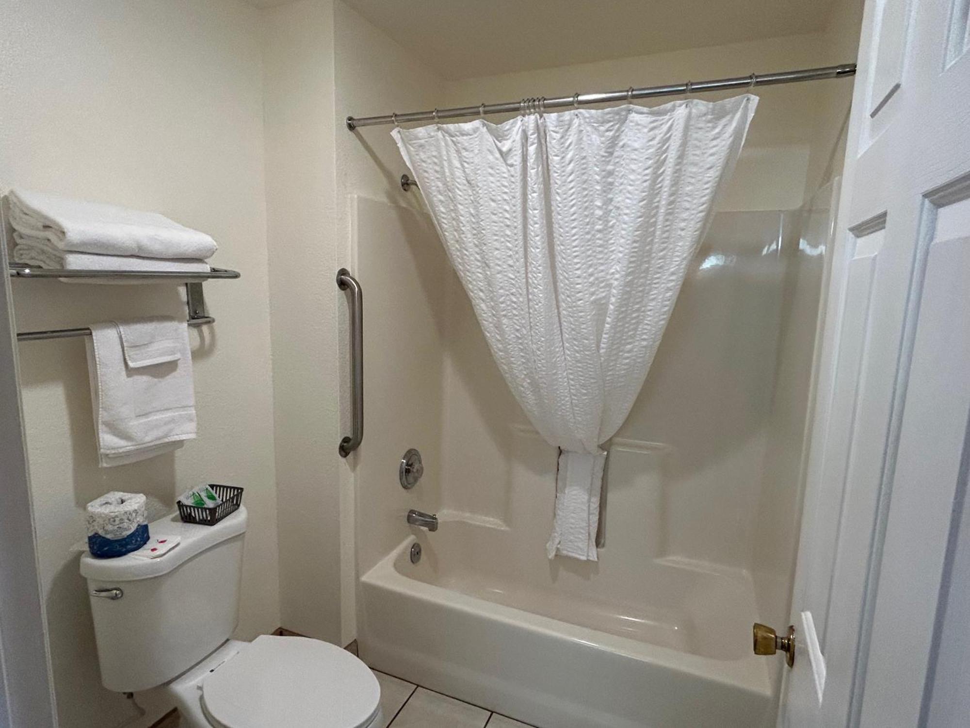 קרסנט סיטי Bayview Inn מראה חיצוני תמונה